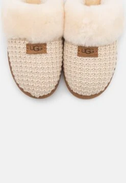 Ugg Cozy - Pantoffels - Cream -Schoenenpromotie Winkel 0ba294fceeec41fb9fb38426add47e61