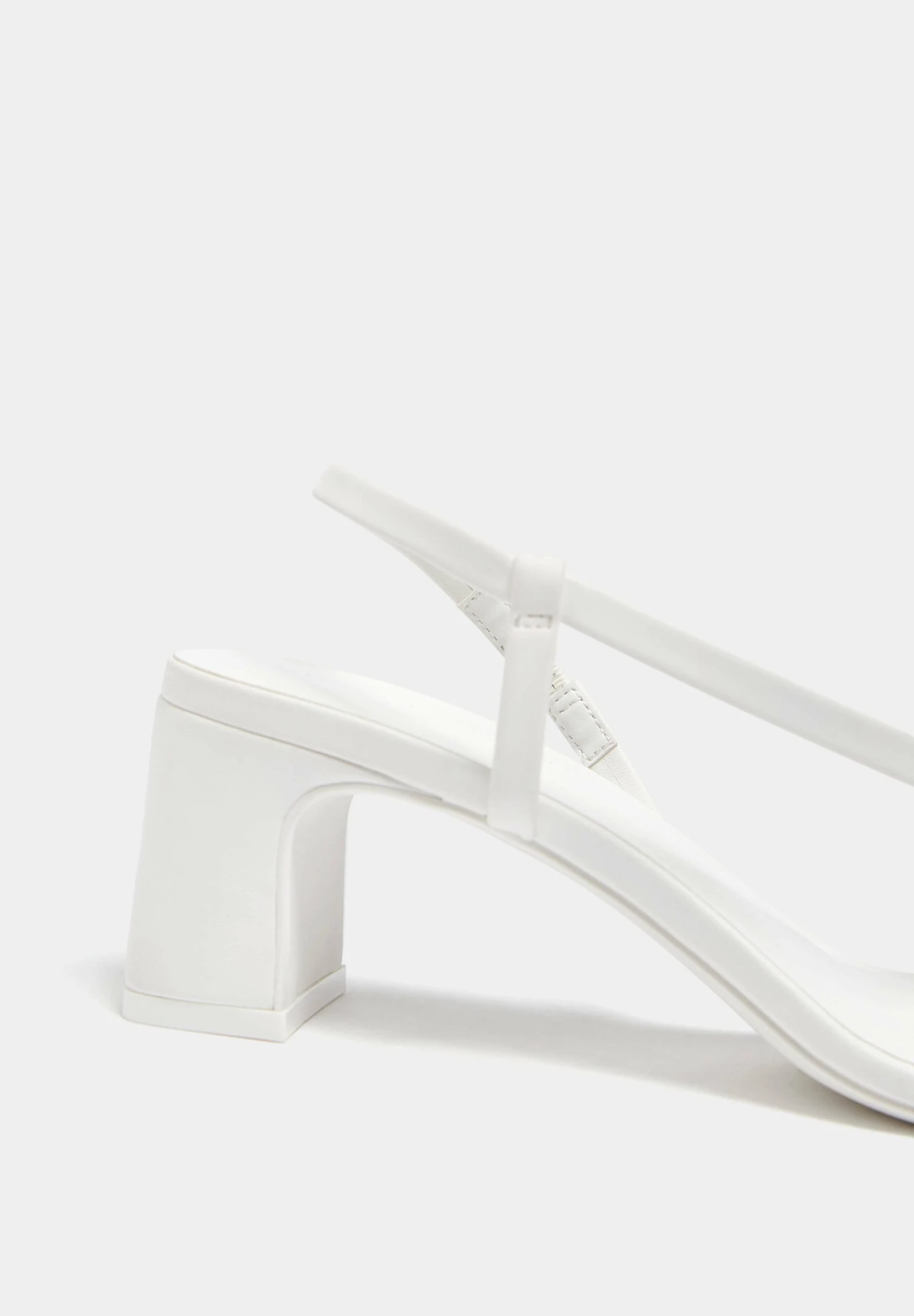 PULL & BEAR Absatz Mit Gekreuzten Riemen - Sandalen - White 4 PULL & BEAR Absatz Mit Gekreuzten Riemen - Sandalen - White - Afbeelding 4