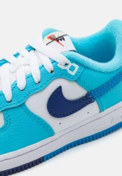 Nike Sportswear Force 1 Lv8 2 Unisex - Sneakers Laag - White/Light Photo Blue/Deep Royal Blue/Baltic Blue -Schoenenpromotie Winkel 17c6ef937858443694af0946ae045373