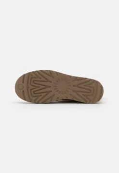 Ugg Classic Mini Logo Zip - Korte Laarzen - Chestnut 10 Ugg Classic Mini Logo Zip - Korte Laarzen - Chestnut -Schoenenpromotie Winkel 23c0bdf101914c4ba916f78c212125d4