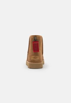 Ugg Classic Mini Logo Zip - Korte Laarzen - Chestnut 9 Ugg Classic Mini Logo Zip - Korte Laarzen - Chestnut -Schoenenpromotie Winkel 32018fa881d0416b9ff8c56586cf1ca5