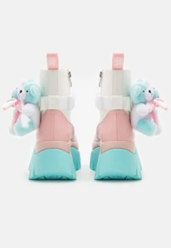 KOI FOOTWEAR Melanie Martinez Sweet Teddy Bear Platform Boots - Korte Laarzen - Blue/Pink/White 9 KOI FOOTWEAR Melanie Martinez Sweet Teddy Bear Platform Boots - Korte Laarzen - Blue/Pink/White -Schoenenpromotie Winkel 4b80000437fe49128bbe5fd8d98b6074