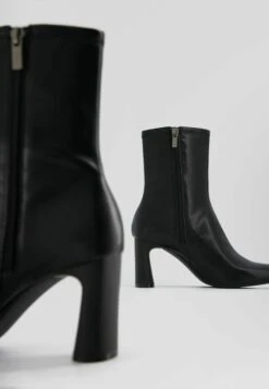 BERSHKA Fitted Mid - Korte Laarzen - Black 11 BERSHKA Fitted Mid - Korte Laarzen - Black -Schoenenpromotie Winkel 6b58bc02362248cda6b03761b88f4fe2