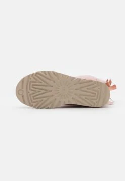 Ugg Bailey Bow - Korte Laarzen - Rose Grey 10 Ugg Bailey Bow - Korte Laarzen - Rose Grey -Schoenenpromotie Winkel 857181c7b1784fbfa63f3d1f9166b934