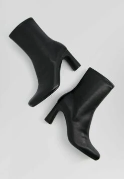 BERSHKA Fitted Mid - Korte Laarzen - Black 12 BERSHKA Fitted Mid - Korte Laarzen - Black -Schoenenpromotie Winkel a45cc4eef639446ea9ade6271d30f74e