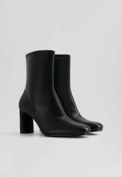 BERSHKA Fitted Mid - Korte Laarzen - Black 9 BERSHKA Fitted Mid - Korte Laarzen - Black -Schoenenpromotie Winkel b34b2457e3ab45f3b447c5c41022ca3e