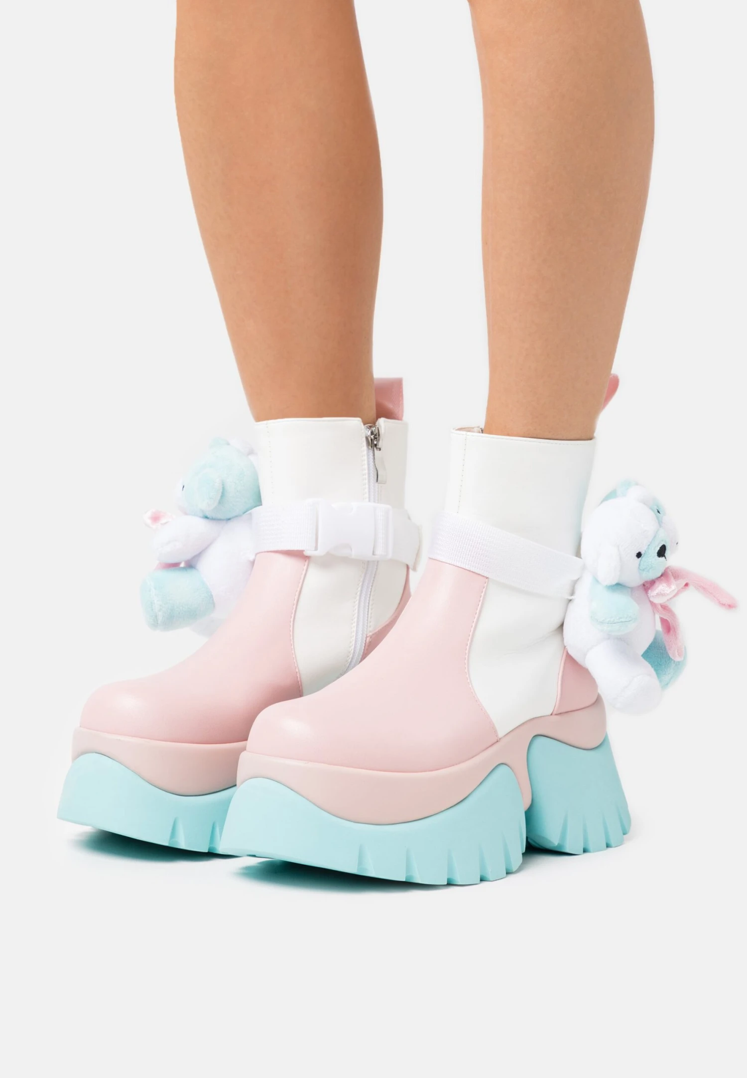 KOI FOOTWEAR Melanie Martinez Sweet Teddy Bear Platform Boots - Korte Laarzen - Blue/Pink/White 1 KOI FOOTWEAR Melanie Martinez Sweet Teddy Bear Platform Boots - Korte Laarzen - Blue/Pink/White