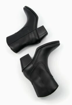 BERSHKA Heeled With Metallic Toe - Cowboy-/Bikerlaarsjes - Black 10 BERSHKA Heeled With Metallic Toe - Cowboy-/Bikerlaarsjes - Black -Schoenenpromotie Winkel c1128abf442a45fb9d9131dd02219a12