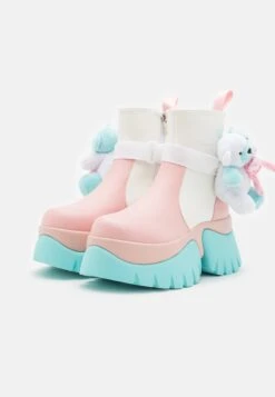 KOI FOOTWEAR Melanie Martinez Sweet Teddy Bear Platform Boots - Korte Laarzen - Blue/Pink/White 8 KOI FOOTWEAR Melanie Martinez Sweet Teddy Bear Platform Boots - Korte Laarzen - Blue/Pink/White -Schoenenpromotie Winkel c1a669c57b2b40fba289021b1425f5ac