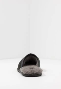 Ugg Scuff - Pantoffels - Black -Schoenenpromotie Winkel da757aff0ffe4030af4ba8238bcf11e5